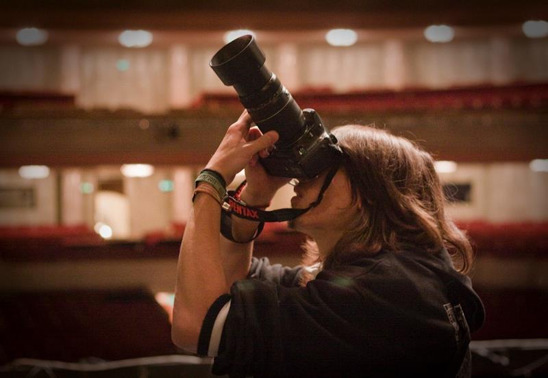 Na zdjęciu dziewczyna z aparatem fotograficznym