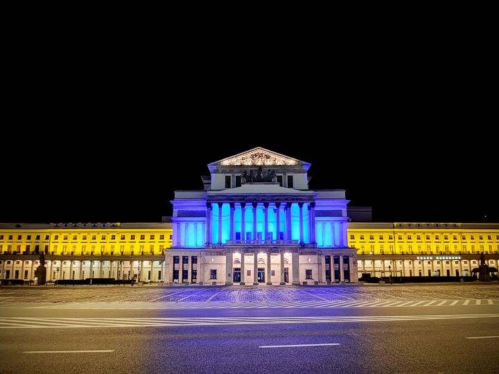 budynek teatru podświetlony na kolory flagi ukrainy: niebieski i żółty